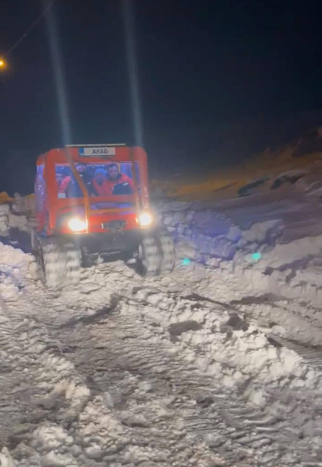 Yoğun Kar Yağışı Nedeniyle 700 Yolcu Otobüslerinde Mahsur Kaldı, Yollar Kapandı