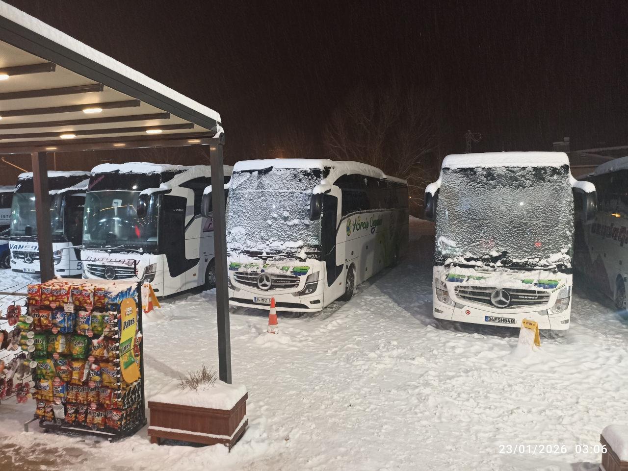 Yoğun Kar Yağışı Nedeniyle 700 Yolcu Otobüslerinde Mahsur Kaldı, Yollar Kapandı