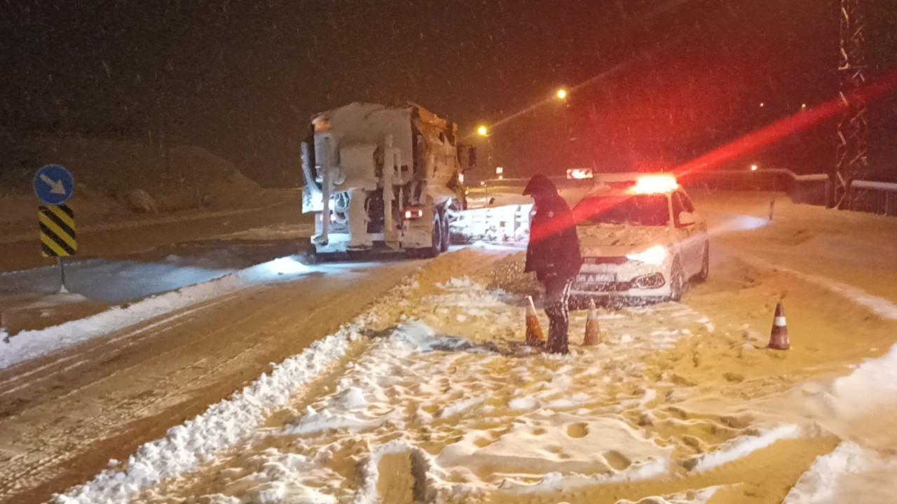 Yoğun Kar Yağışı Nedeniyle 700 Yolcu Otobüslerinde Mahsur Kaldı, Yollar Kapandı
