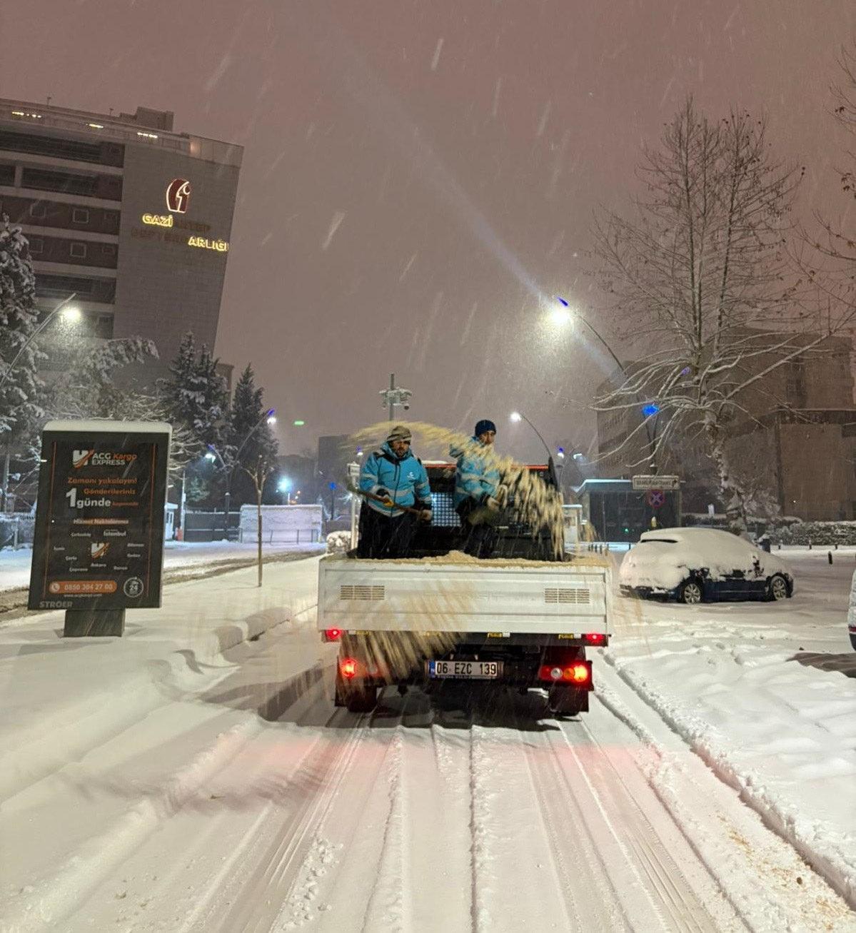 Yoğun Kar Yağışı Nedeniyle 700 Yolcu Otobüslerinde Mahsur Kaldı, Yollar Kapandı