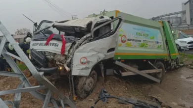 belediye aracı direk kazası - Belediye Aracı Direğe Çarptı: Sürücü Yaralı