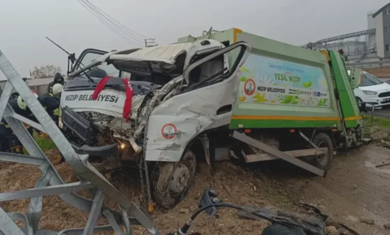 belediye aracı direk kazası - Belediye Aracı Direğe Çarptı: Sürücü Yaralı