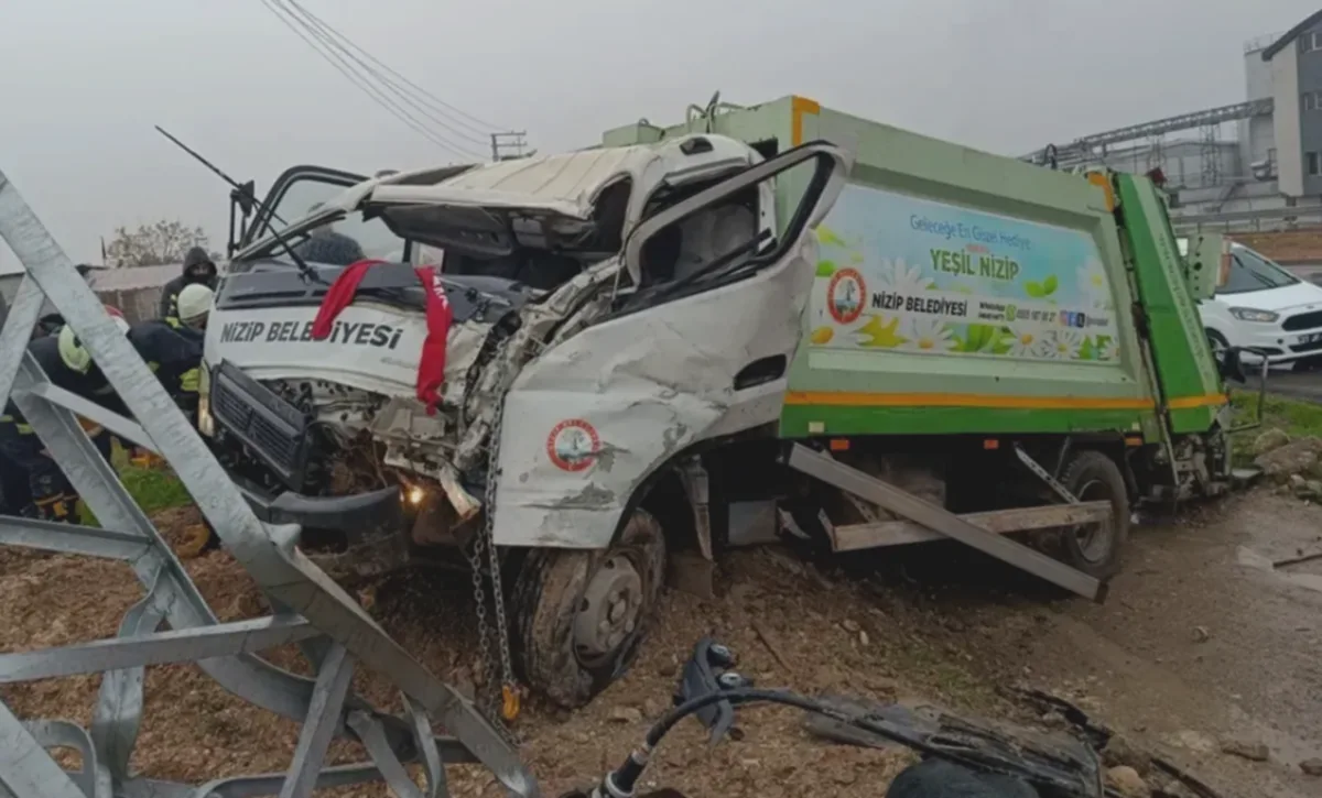 Belediye Aracı Direğe Çarptı: Sürücü Yaralı