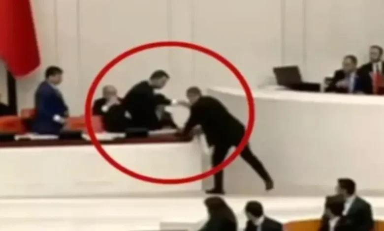 Mecliste Silah Gerginliği - Mecliste Şok: Silahlar Çekildi