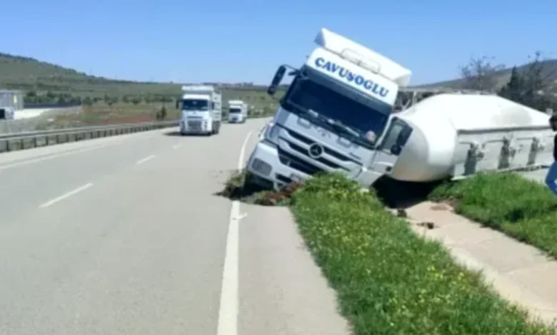 beton mikseri refüje devrildi - Beton Mikseri Refüje Devrildi: Gaziantep Yolu Sakin