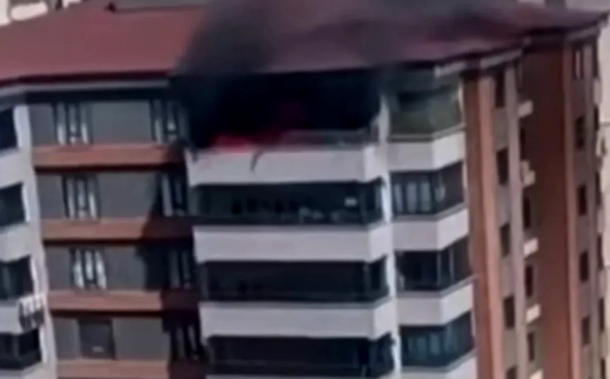 En Üst Kattaki Balkonda Korkutan Yangın Paniği