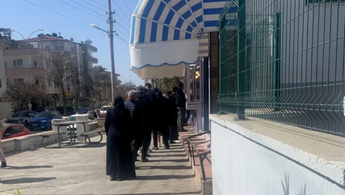 Gaziantep'te Pazar Sabahı Pide Kuyrukları