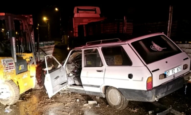 kamyonla çarpışan otomobil - Kamyonla çarpışan otomobil: 4 yaralı