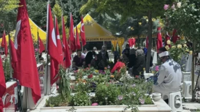 mezarlık ziyaretleri - Bayram Öncesi Mezarlıklar: Acı ve Vatan Sevgisi