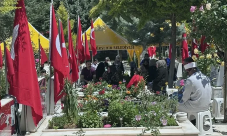 mezarlık ziyaretleri - Bayram Öncesi Mezarlıklar: Acı ve Vatan Sevgisi