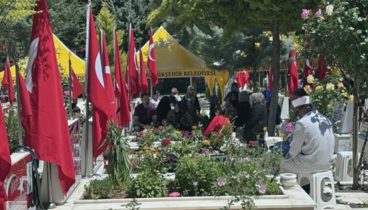 Bayram Öncesi Mezarlıklar: Acı ve Vatan Sevgisi