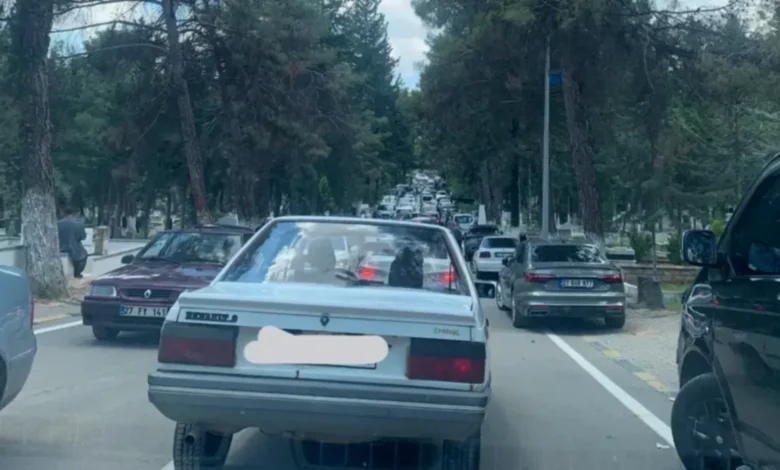 mezarlık trafik - Bayram Sıkıntısı: Mezarlıkta Trafik Kaosu