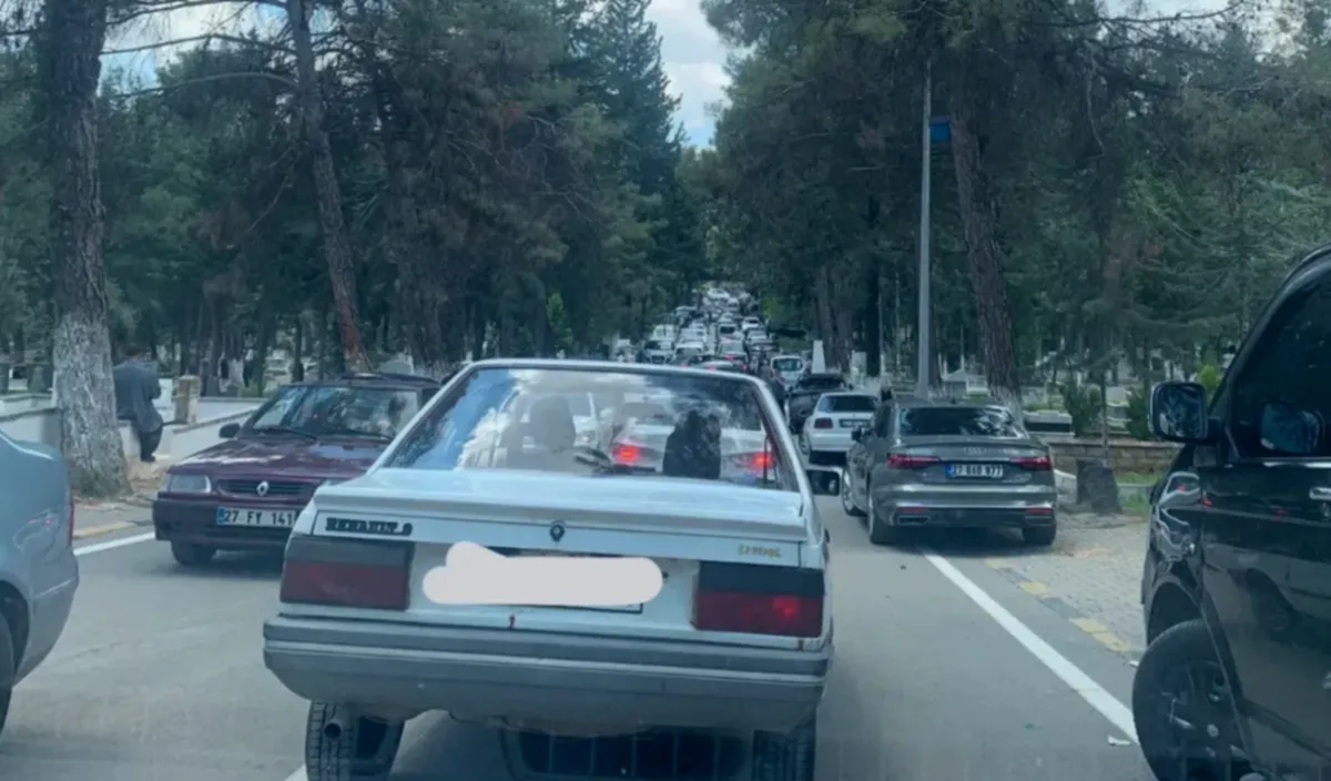 Bayram Sıkıntısı: Mezarlıkta Trafik Kaosu