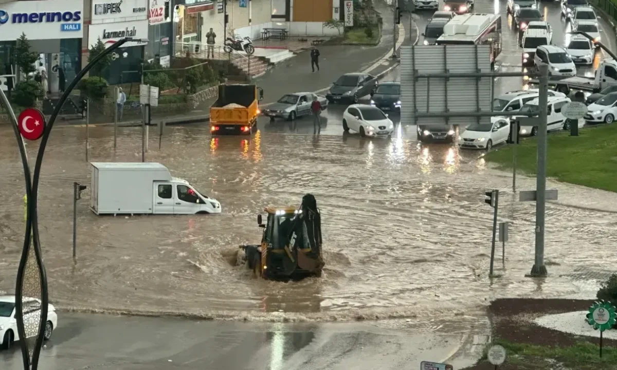 Gaziantep'te Fırtına: Yaşam Durdu