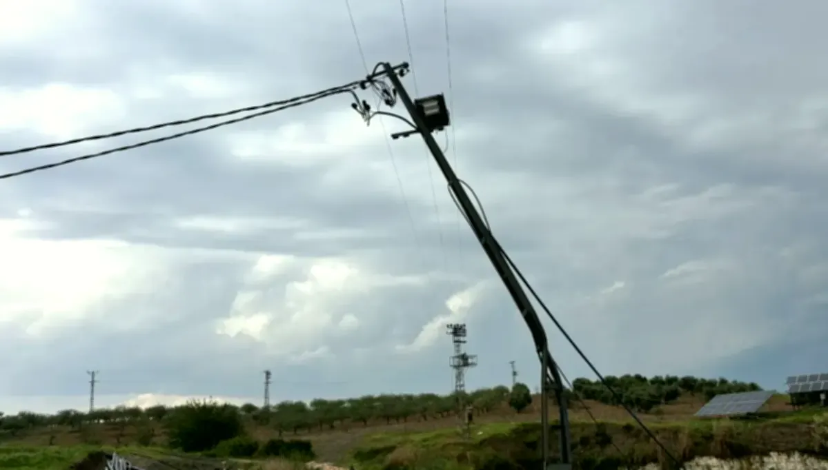 Gaziantep'te Rüzgar Elektrik Direğini Yamulttu!