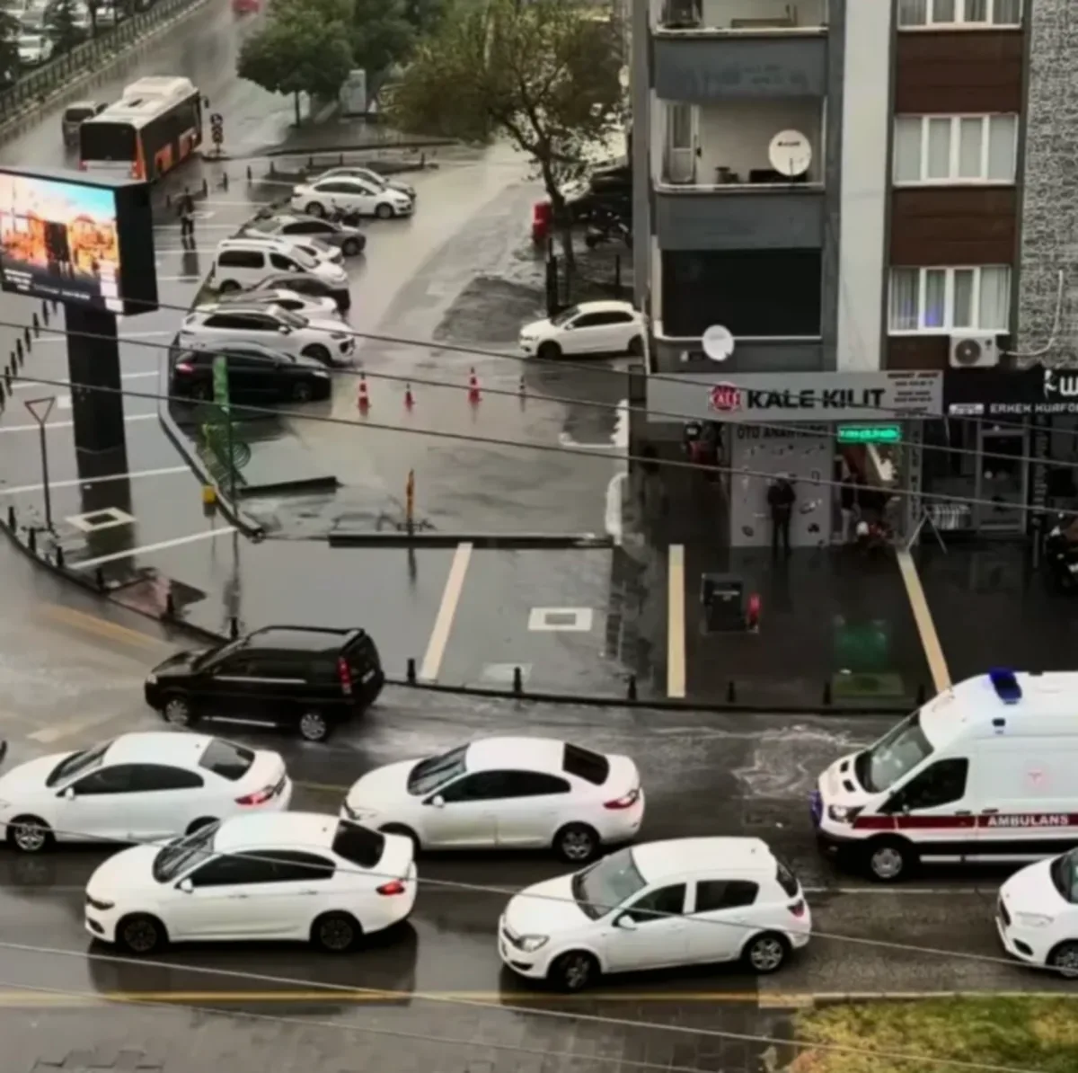 Otobüsçüden Trafik Hamlesi: Şoförün Girişimi Kurtardı