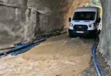 sel suyu aile - Sel Suları Aileyi Mahsur Bıraktı