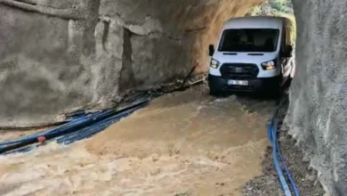 sel suyu aile - Sel Suları Aileyi Mahsur Bıraktı