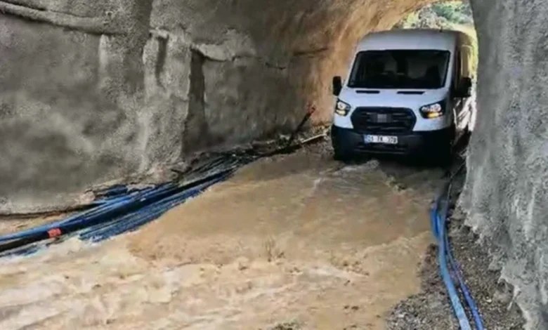 sel suyu aile - Sel Suları Aileyi Mahsur Bıraktı