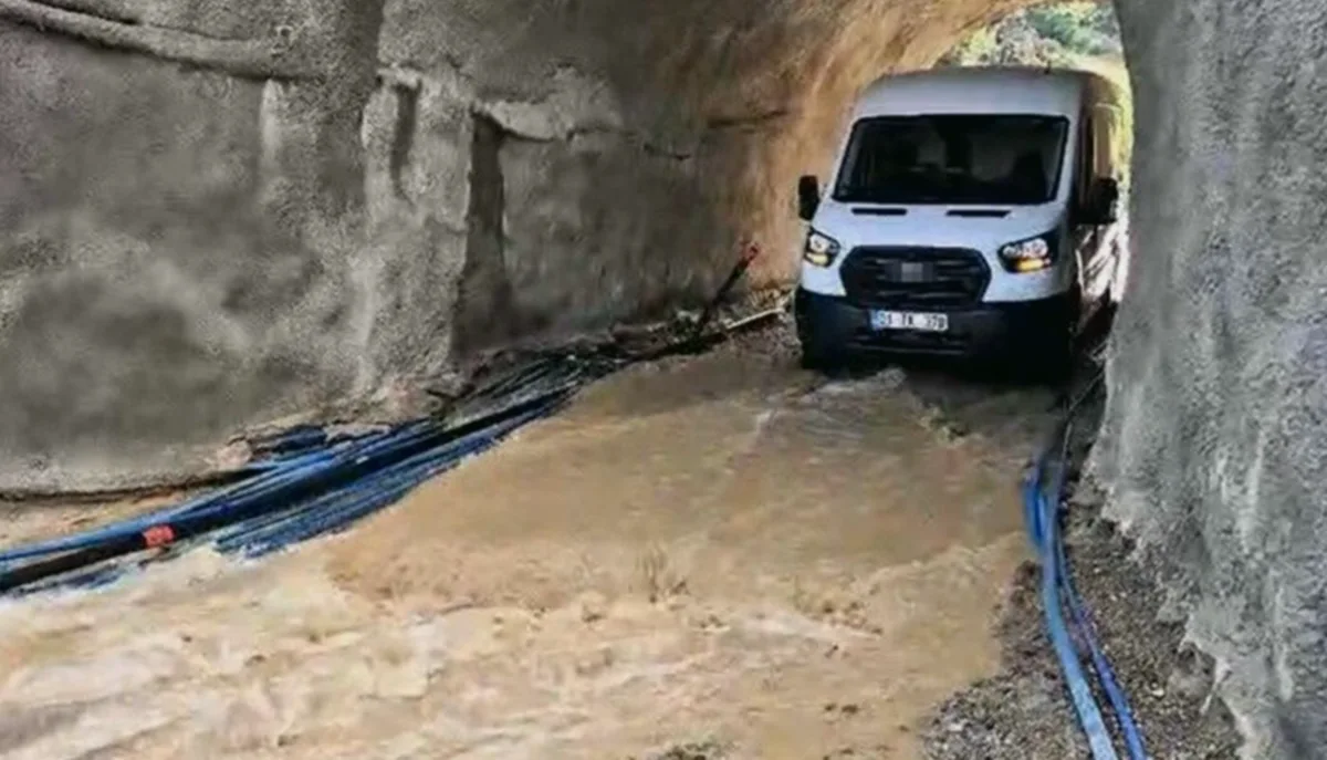 Sel Suları Aileyi Mahsur Bıraktı