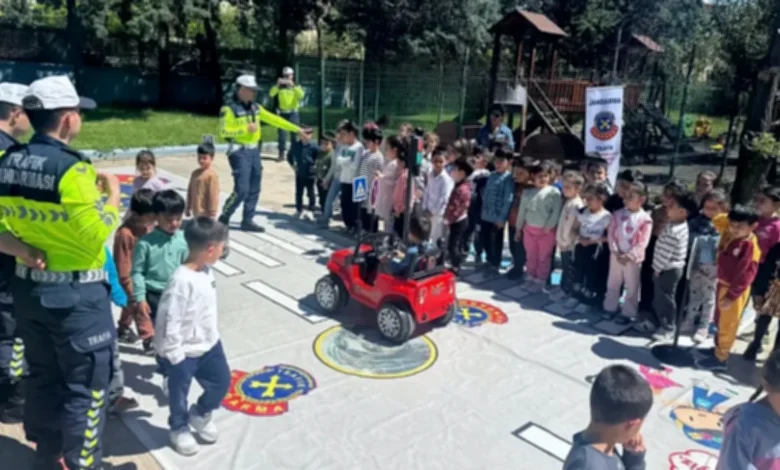 trafik eğitimi çocuk - Çocuklar Trafikte Bilinçleniyor: Gaziantep'te Eğitim