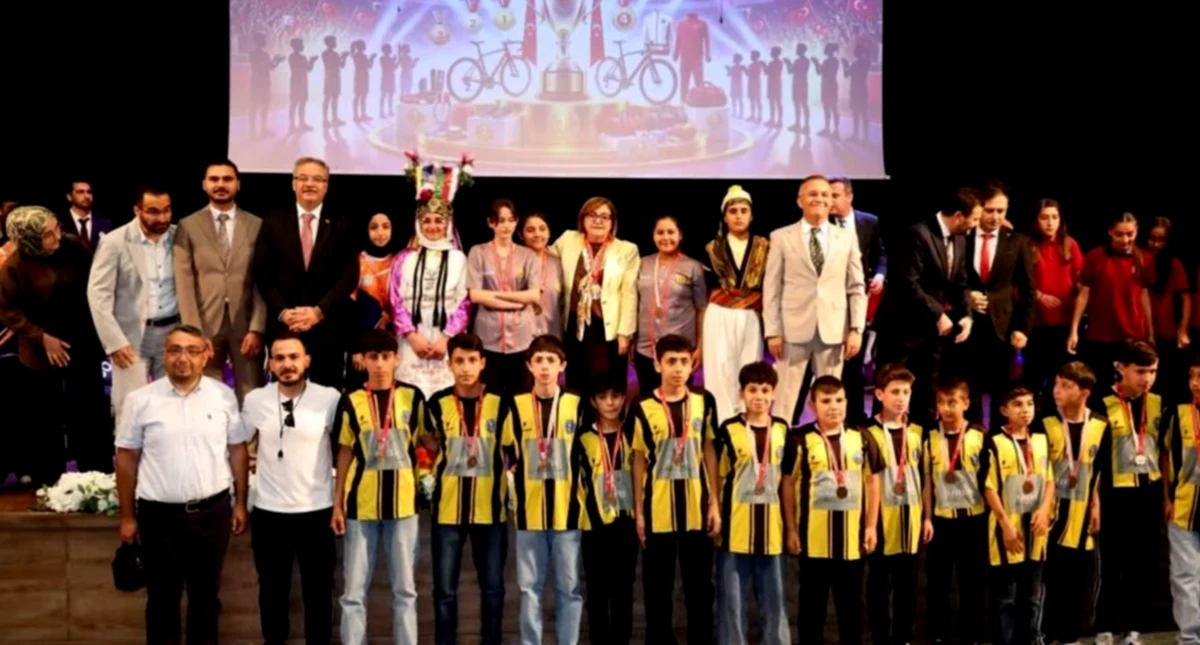 Gaziantep'te Şampiyon Öğrenciler Ödüllendirildi