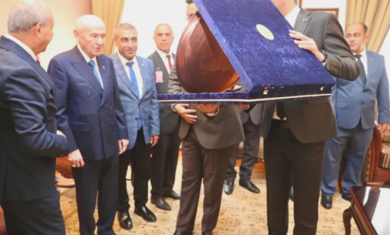 Gaziantep Bahçeli Tepsi - Gaziantep'ten Bahçeli'ye Bakır Tepsi Hediyesi