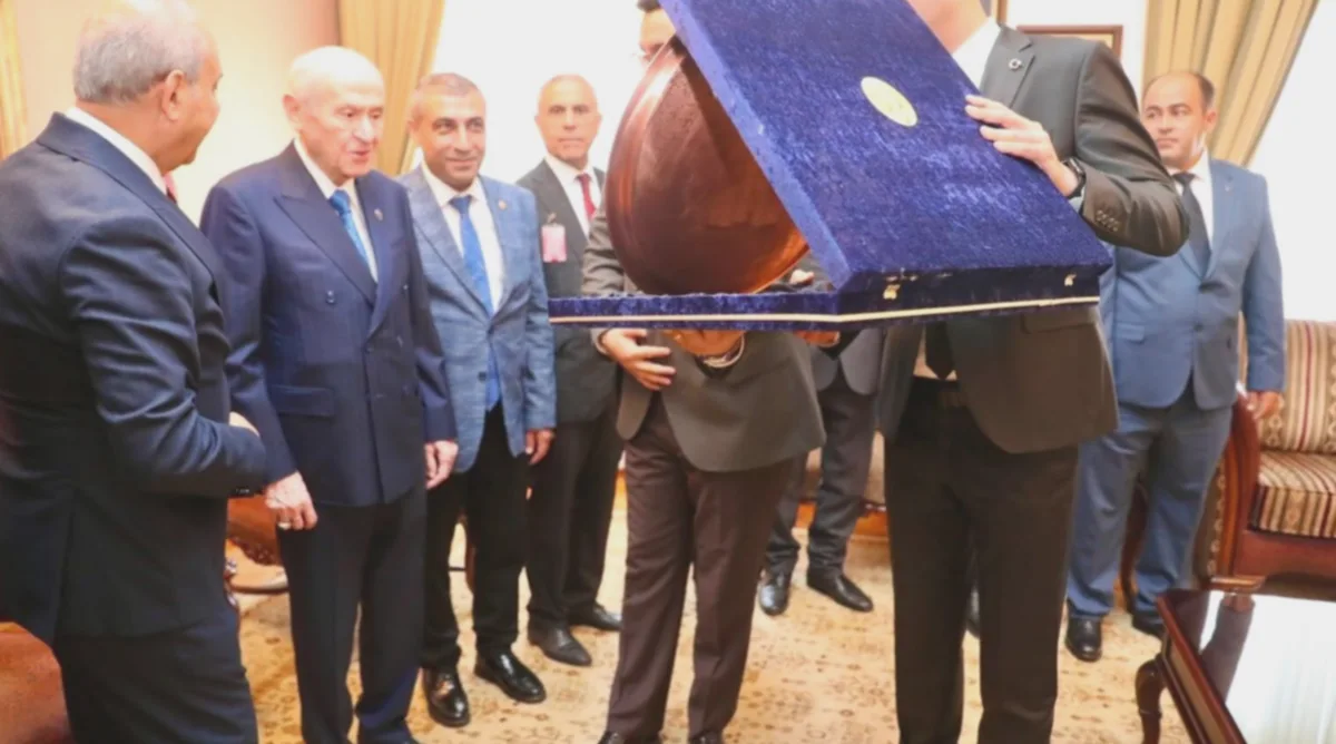 Gaziantep'ten Bahçeli'ye Bakır Tepsi Hediyesi