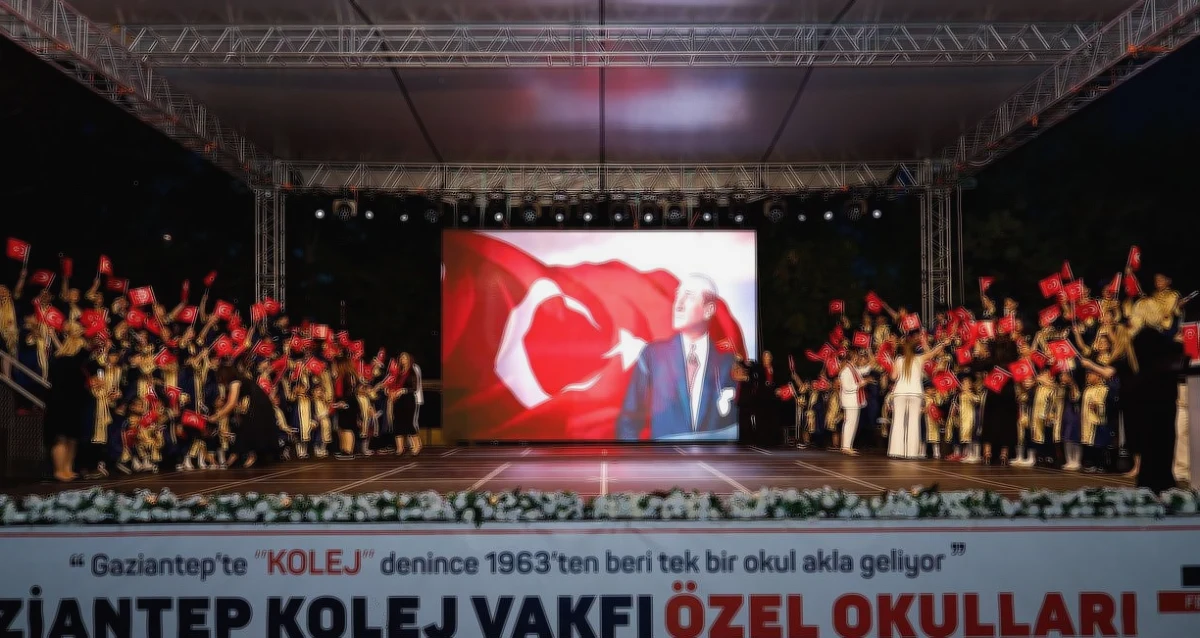 Gkv Mezuniyet Coşkusu: GKV'de Minik Mezunlar Sahnedeydi