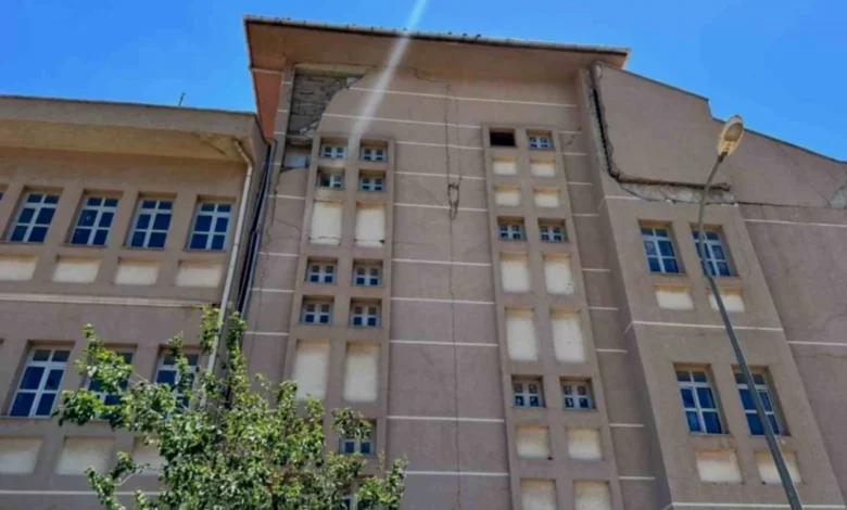 Hasarlı Okul - İslahiye'de Tehlike: Hasarlı Okul Tehlike Saçıyor
