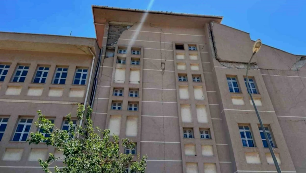 İslahiye'de Tehlike: Hasarlı Okul Tehlike Saçıyor