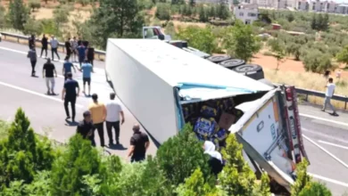 muz tırı devrildi - Muz Tırı Devrildi: Trafik Karıştı
