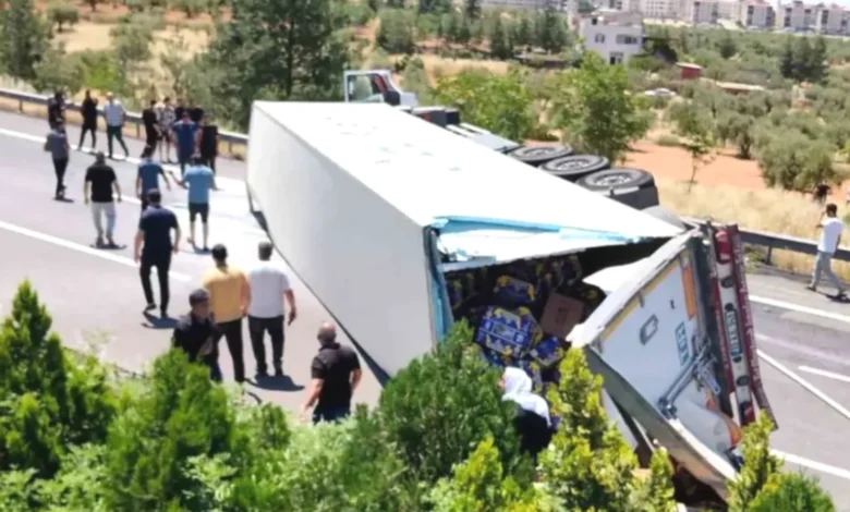 muz tırı devrildi - Muz Tırı Devrildi: Trafik Karıştı