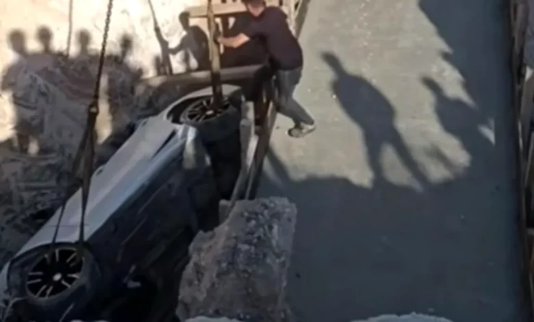 Serinevler kaza - Serinevler'de Lüks Araç Köprü Çukuruna Düştü