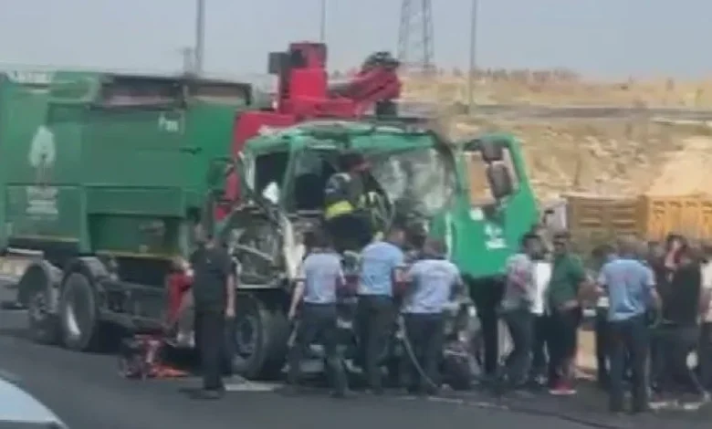 çöp kamyonu tıra çarptı - Çöp Kamyonu Tıra Çarptı: Sürücü Kritik