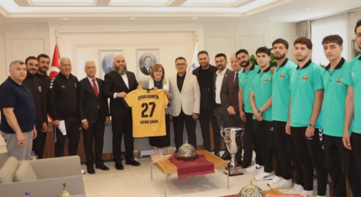 Karşıyakaspor Kupası: Fatma Şahin'e Ne Söylendi?