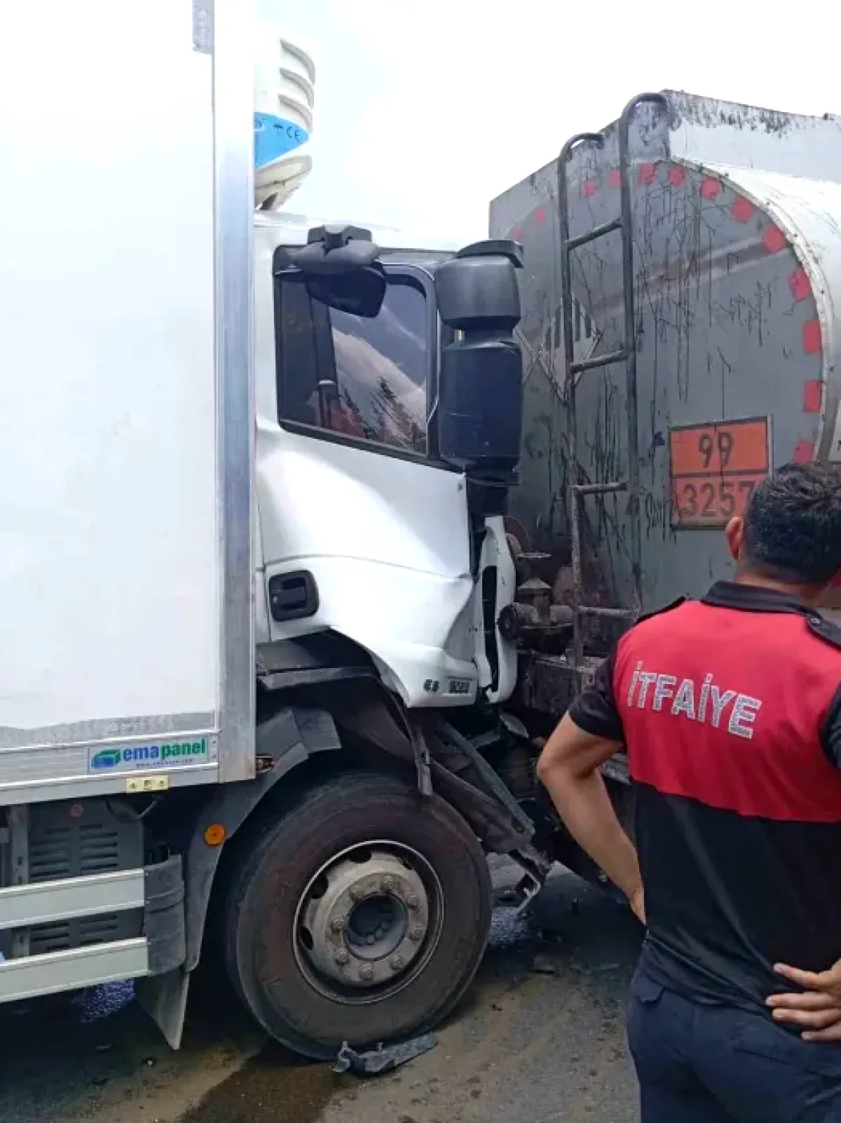 TAG Otoyolu Can Pazarı: Tır Tankere Çarptı