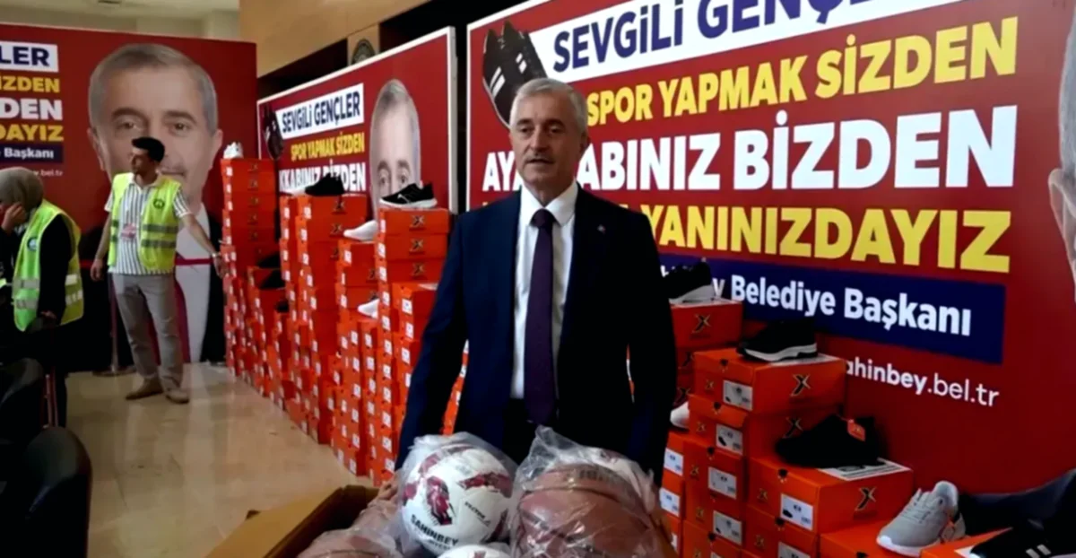 Tahmazoğlu'ndan öğrencilere karne hediyesi