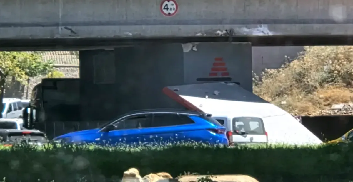 Tırın Alt Geçitte Sıkışması: Tedbirler Yetersiz mi?