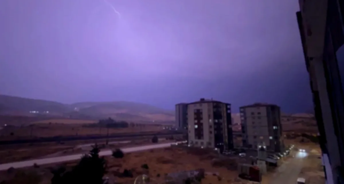 Gaziantep'te Şimşek Fırtınası: Geceyi Aydınlattı