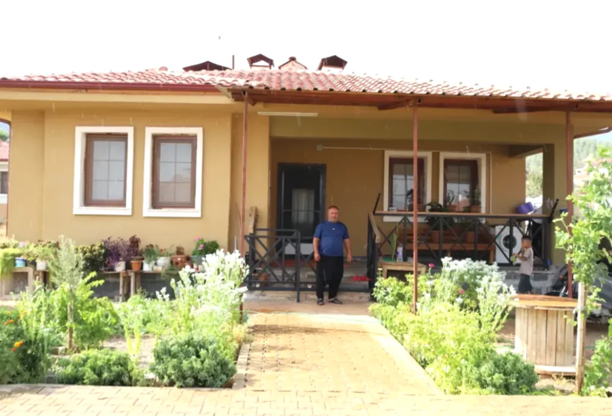 Depremzedeler Bahçede Umut Yetiştiriyor