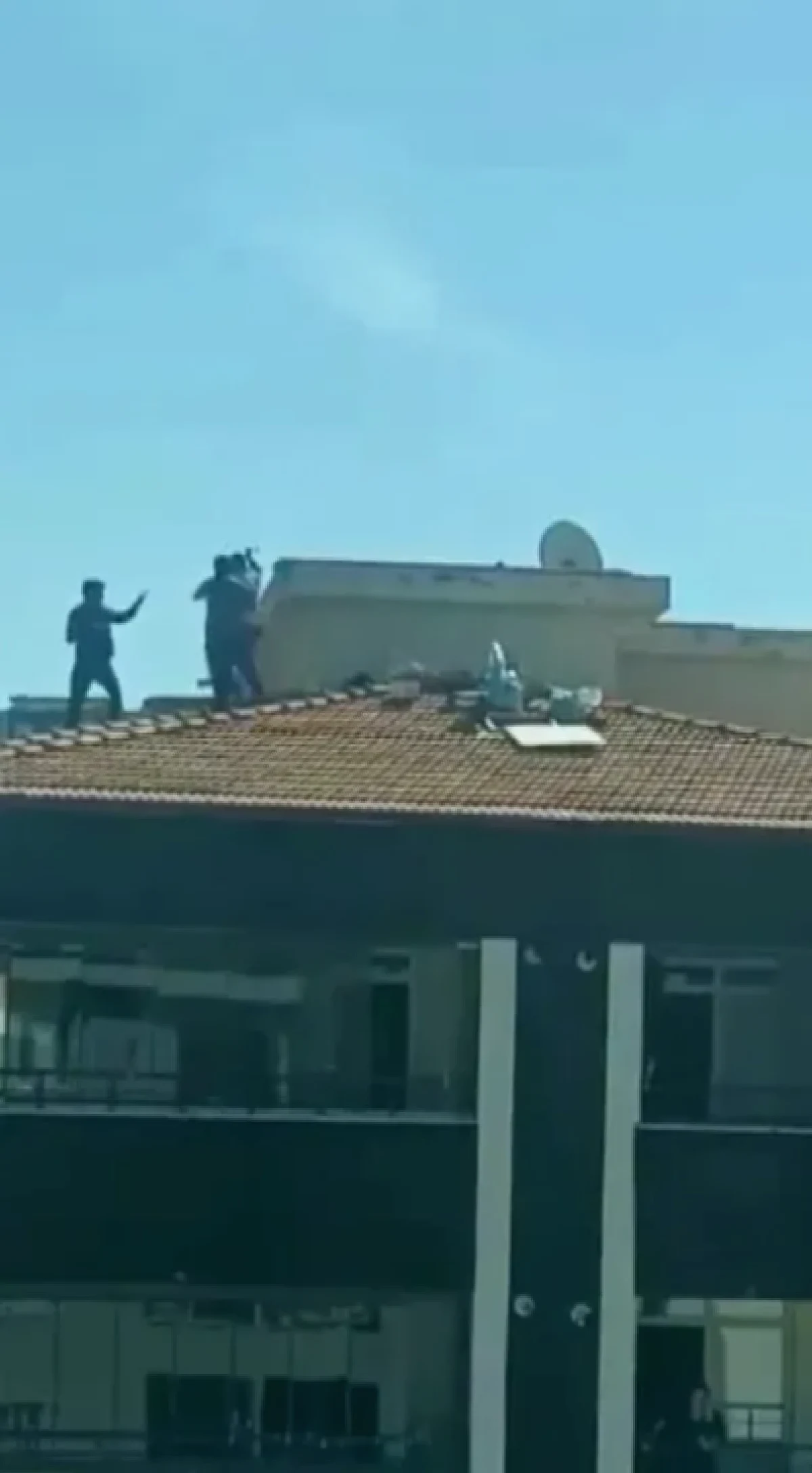 Gaziantep Çatıda Kavga: Gaziantep Çatısında Gergin Anlar!