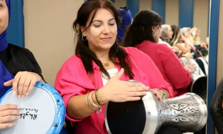 kadınlar darbuka - Kadınlar Darbukayla Hayatın Ritmini Buldu