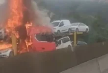 TIR yangını - TAG Otoyolunda TIR Yangını: Seyir Halindeki Araçlar Alev ...