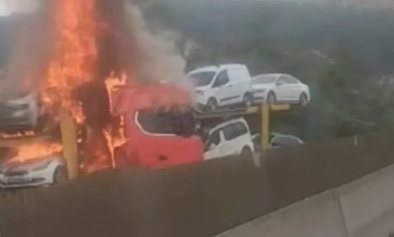 TIR yangını - TAG Otoyolunda TIR Yangını: Seyir Halindeki Araçlar Alev ...
