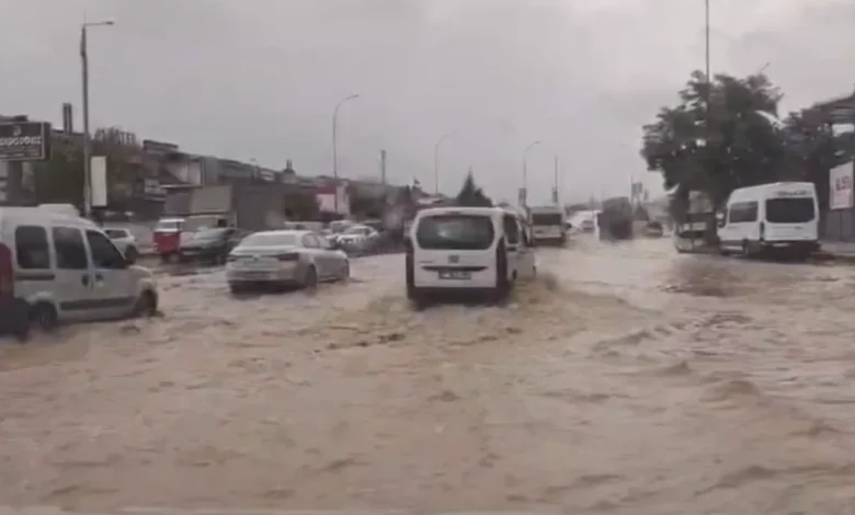 Gaziantep yolları göle döndü - Gaziantep Yolları Göle Döndü: Trafik Felç