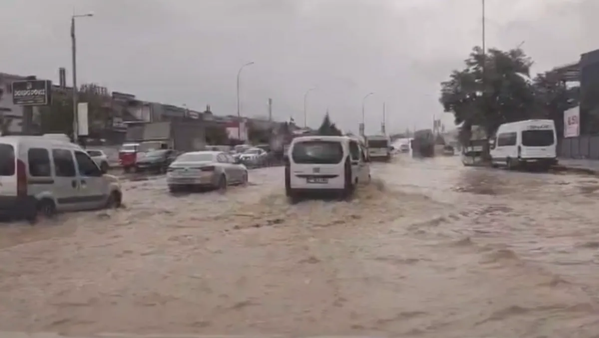 Gaziantep Yolları Göle Döndü: Trafik Felç