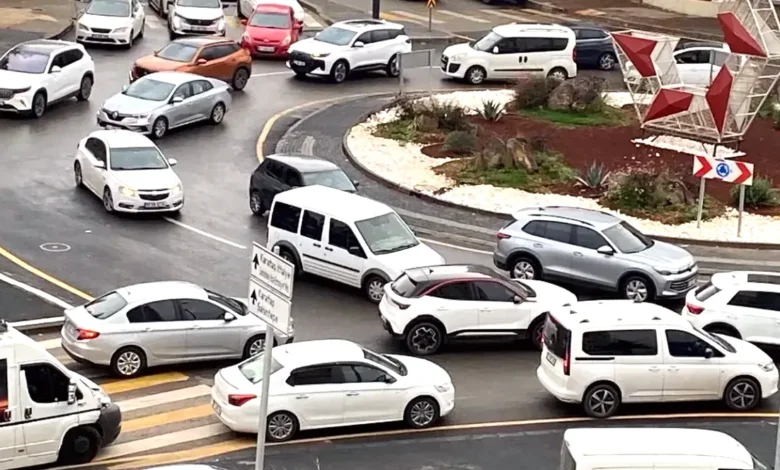 kavşak kaosuna - Gaziantep'te Kavşak Çıkmazı: Trafik Kaosu