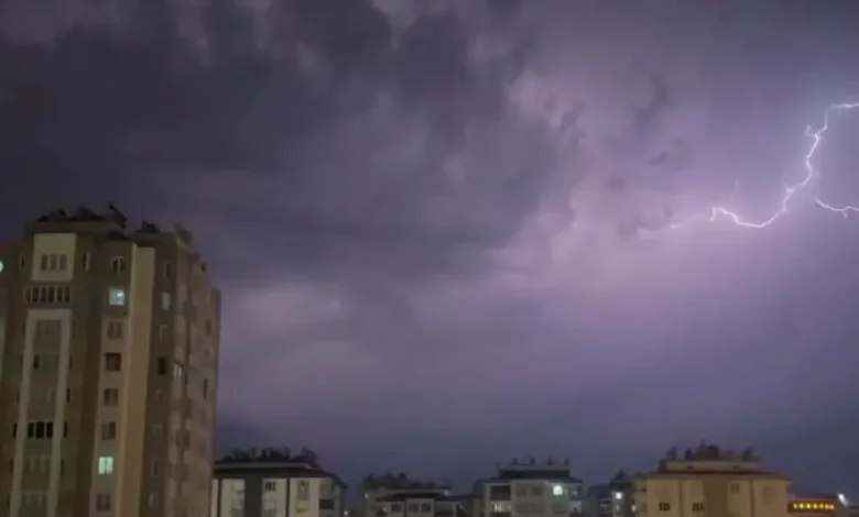 Gaziantep şimşekleri - Gaziantep'te Şimşekler: Uyarı mı, Güzellik mi?