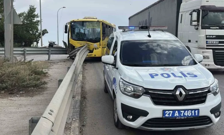 halk otobüsü kazası - Halk Otobüsü Bariyerlere Çarptı: 9 Yaralı